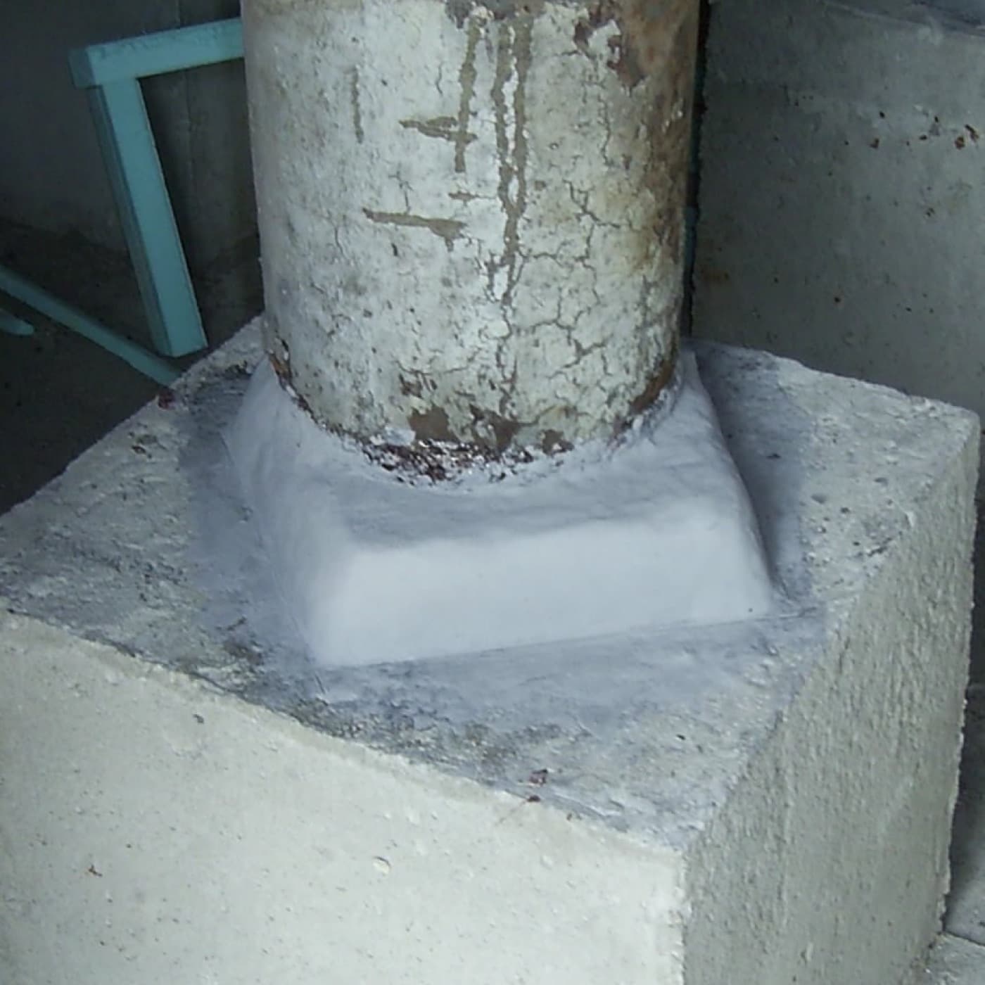 Load-bearing chocks cast in place under a turbine baseplate