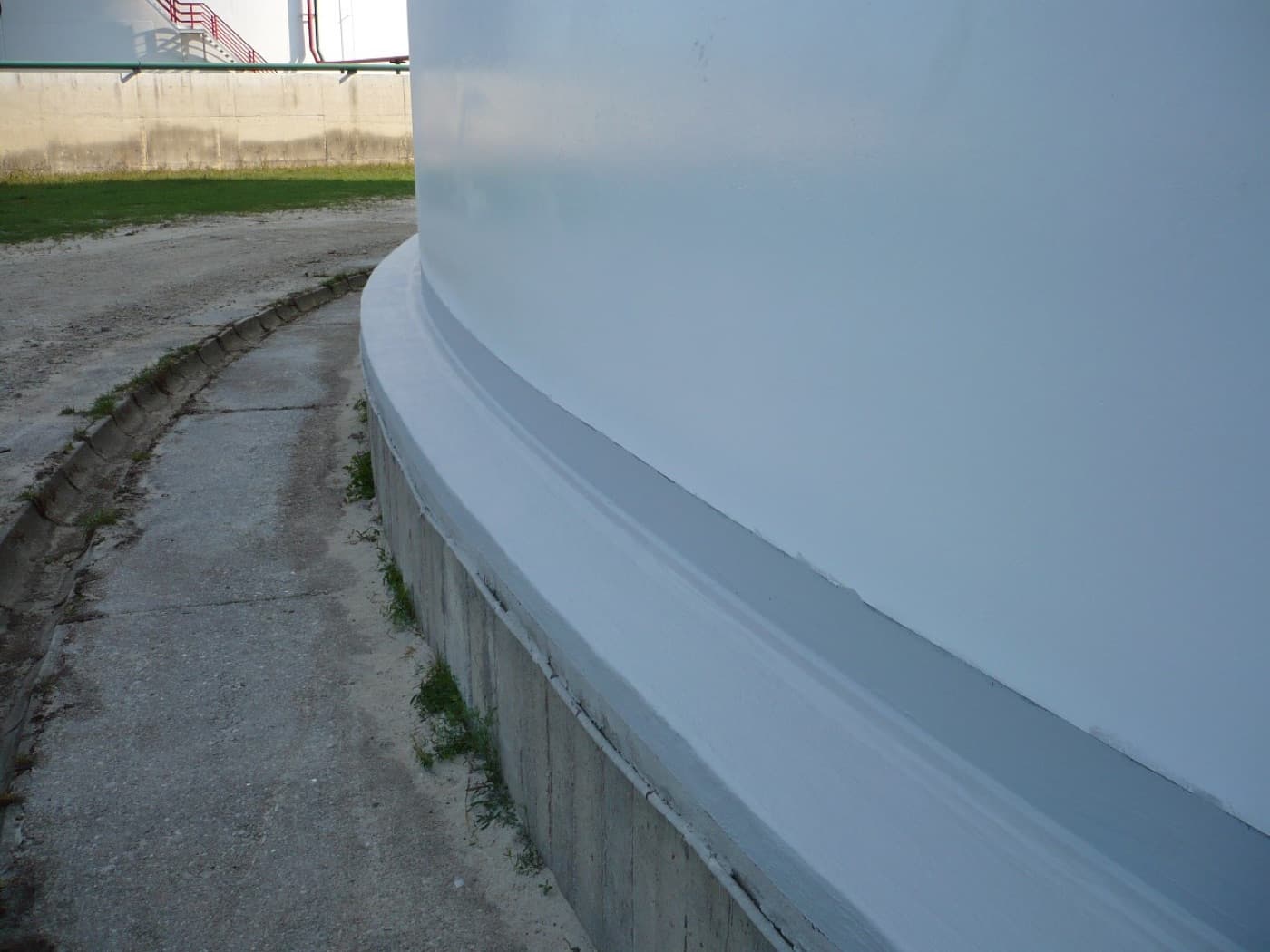 Syrup tank chime and base-to-foundation joint cleaned, rebuilt, and sealed