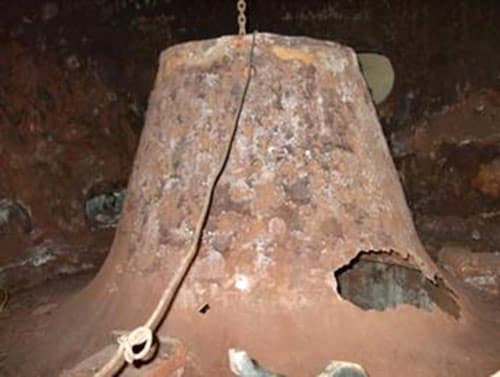 Absorber throat damaged by corrosion