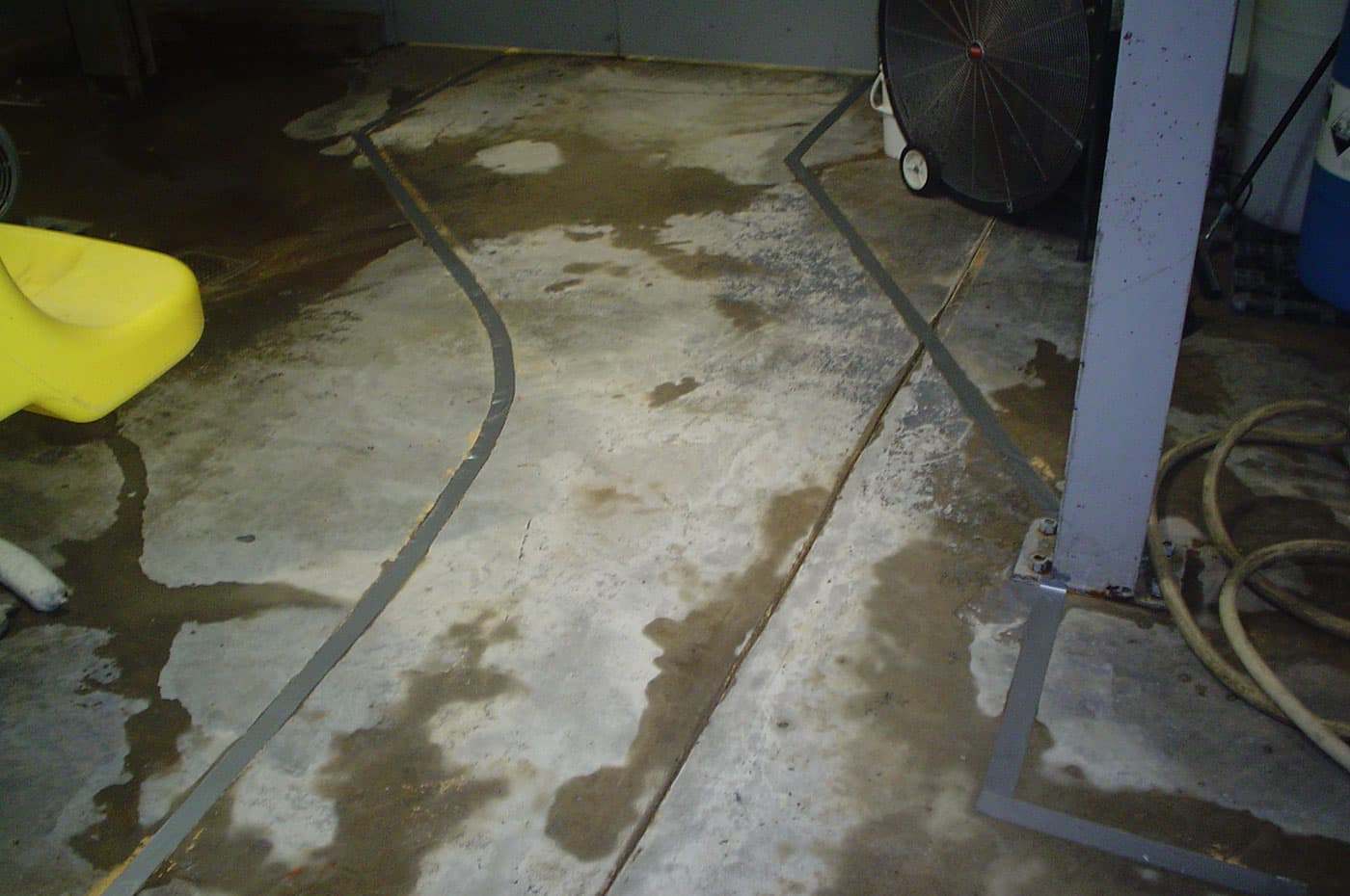 Wet dairy walkway in wash station for casings