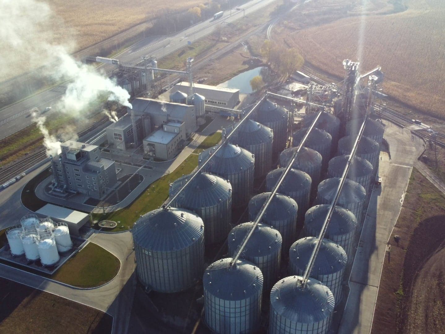 Bulk storage tanks for hydrogen and feed materials